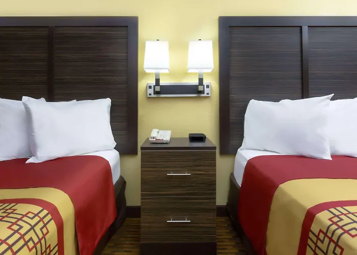 Days Inn By Wyndham Columbus-North Fort Moore